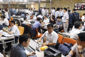 구태 개선안되는 국회 공무원 출석문화...휴대전화 게임하거나 낮잠 자기도