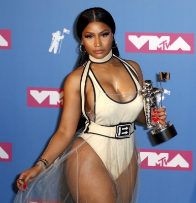 미국 랩퍼 니키 미나즈가 20일(현지시간) 미국 뉴욕 라디오 시티 뮤직 홀에서 열린 ‘2018 MTV Video Music Awards’에서 ‘Best Hip Hop Video’ 상을 받고 포즈를 취하고 있다. EPA 연합뉴스