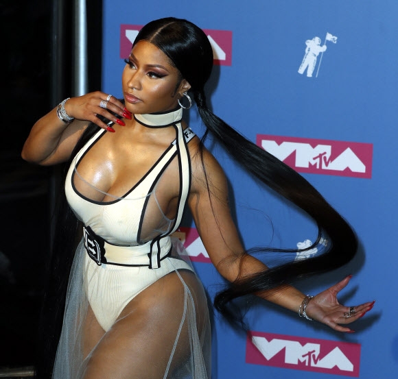 미국 랩퍼 니키 미나즈가 20일(현지시간) 미국 뉴욕 라디오 시티 뮤직 홀에서 열린 ‘2018 MTV Video Music Awards’에서 ‘Best Hip Hop Video’ 상을 받고 포즈를 취하고 있다. EPA 연합뉴스