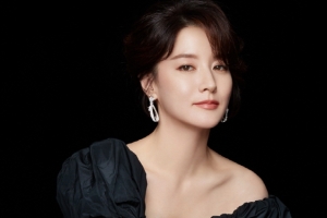 “우아함의 대명사” 이영애 화보 “두고두고 빛 발하는 사람 되고파”