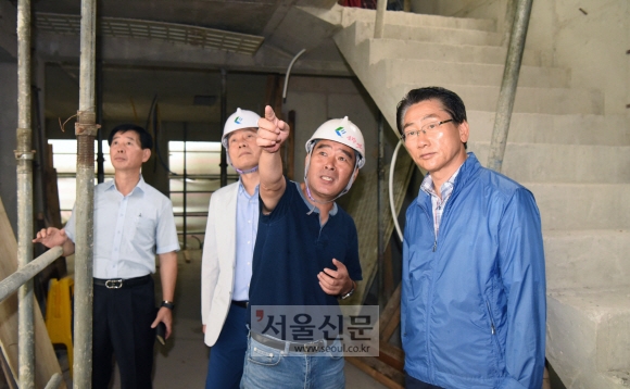 김영종(오른쪽) 서울 종로구청장이 지난 21일 돈의 쪽방촌 인근에 건립 중인 새뜰마을 주민공동이용시설 공사장을 점검하고 있다.  이종원 선임기자 jongwon@seoul.co.kr