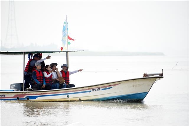 지난달 열린 한강 하구 뱃길열기 행사에서 정 시장이 전류리포구 어로한계선까지 탐방하고 있다. 김포시 제공