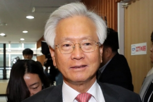 ‘문재인 공산주의자’ 발언 고영주 무죄…“명예훼손 고의 없어”