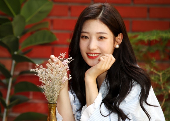 걸그룹 다이아(DIA)의 정채연이 22일 서울 강남구 신사동의 한 카페에서 연합뉴스와 인터뷰를 하기 전 포즈를 취하고 있다. 2018.8.23  연합뉴스