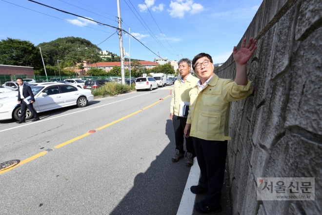 신동헌 광주시장이 22일 광주 초월읍 지월리에서 태풍대비 차수벽 점검을 하고있다.      (광주시 제공)