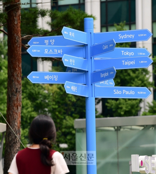 23일 서울시청 앞에 평양을 비롯한 각국의 수도까지의 거리가 표시된 이정표가 설치되어 있다. 2018. 8. 23  정연호 기자 tpgod@seoul.co.kr