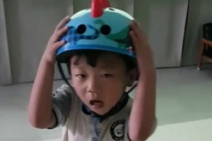 태풍 솔릭 소식에 헬멧 쓴 시안이, 무서움에 눈물까지 ‘글썽’