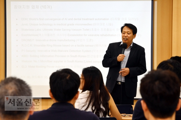 이성 구로구청장이 지난 20일 서울 구로구청 평생학습관에서 개최된 ‘LA 비즈니스 참석자 간담회’에 참석해 인사말을 하고 있다.  안주영 기자 jya@seoul.co.kr