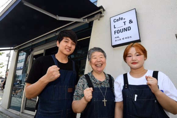 커피집 ‘로스트앤파운드’에서 김정미(가운데) 수녀와 야무지게 꿈을 키우는 ‘청년 기업인’들. 성공한 가게를 쉼터 후배들에게 보여 주는 게 두 청년의 목표다.  도준석 기자 pado@seoul.co.kr