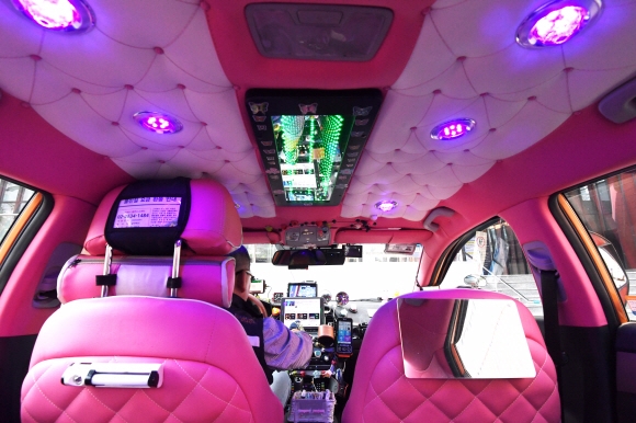 택시의 내부를 모두 핑크색으로 장식한 이재휘 기사의 택시.