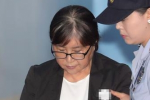 [포토] 취재진 향해 인사하는 최순실