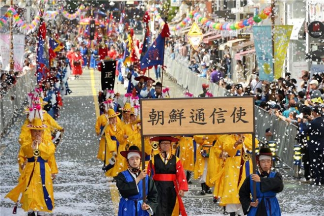 부산시와 부산문화재단은 25일부터 26일까지 일본 시모노세키에서 개최되는 조선통신사 한일 문화교류행사에 참여한다고 24일 밝혔다.  이번 행사는 지난해 10월 31일 한일 두 나라의 조선통신사 기록물이 유네스코 세계기록 유산에 등재된 이후 처음 치러지는 행사여서 더욱 뜻깊은 우호증진의 장이 될 것으로 기대된다  