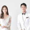한명진♥이지혜 결혼, 1년 6개월 열애 결실..러블리 웨딩화보 공개