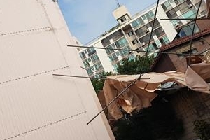 송파구 철거현장 가림막 무너지면서 아파트 창문 뚫어