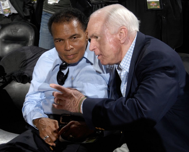 25일(현지시간) 81세를 일기로 타계한 존 매케인 전 상원의원이 생전의 영웅이었던 무하마드 알리와 2009년 미국프로농구(NBA) 올스타전을 관전하며 얘기를 나누고 있다. AFP 자료사진 