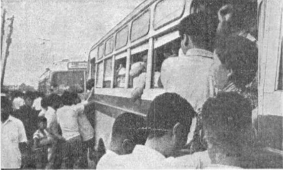 만원 버스 안으로 비집고 들어가는 승객들(경향신문 1969년 9월 2일자).