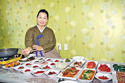 김희정 대표가 각종 젓갈로 구성한 상차림을 소개하고 있다.