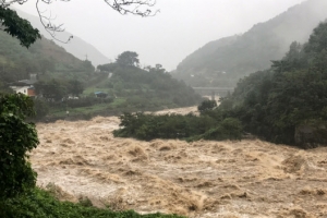 폭우로 무섭게 불어난 지리산 계곡