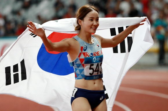 ‘해냈다 정혜림’ AG 여자 100m 허들 금메달