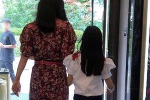 김희선 딸 연아, 훌쩍 큰 모습 포착 ‘남다른 다리 길이’