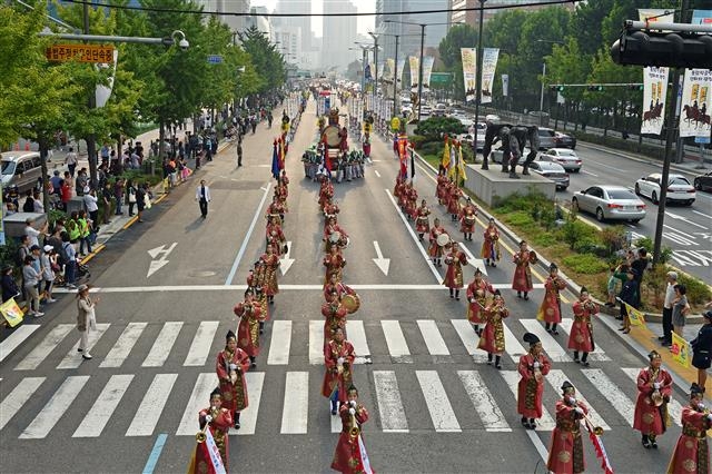 ‘2017 한성백제문화제’ 대미를 장식한 역사문화거리행렬 모습. 송파구 제공