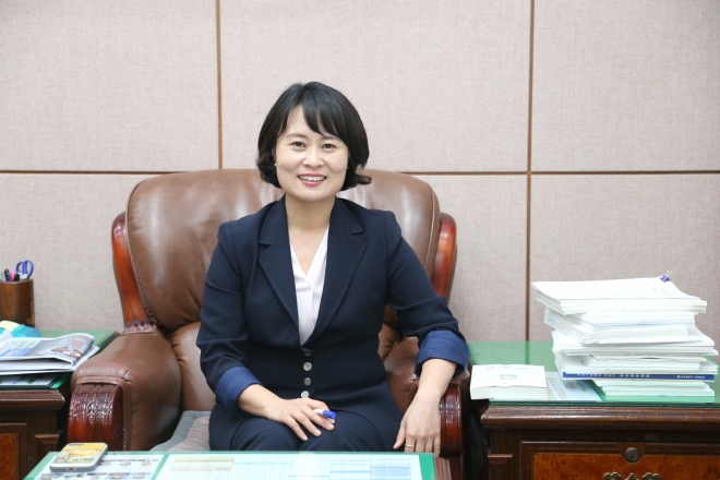 지난달 10일 8대 부산시의회 전반기 의장으로 취임한 박인영(더불어민주당·41·여·초선·사진) 의장은 출·퇴근 때 자신 소유의 소형 승용차를 이용하고 있다. 의전차량은 공식 의정행사에 한해 제한적으로 사용하고 있다.