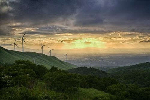 지난달 23일, 남해군의 개발 행위 인허가가 떨어지면서 풍력발전단지 건설 사업이 본격적으로 가시화됐다. ㈜남해파워가 추진하는 이 사업은 전체 사업비 800억원 규모로 남해군 망운산 일원에 풍력발전타워가 설치된다.