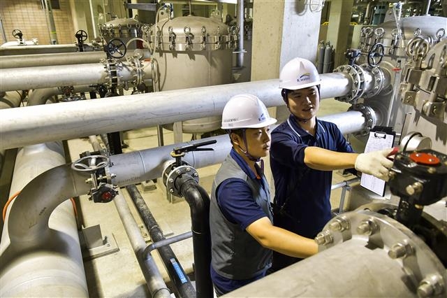 한국수자원공사 직원들이 국내 최초로 하수처리수를 이용해 반도체 제조용 산업용수를 공급하는 ‘아산신도시 물환경센터 재이용시설’에서 설비를 점검하고 있다.  한국수자원공사 제공