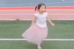 기성용♥한혜진 딸, 운동장 뛰어다니는 모습 포착 ‘귀요미 매력’