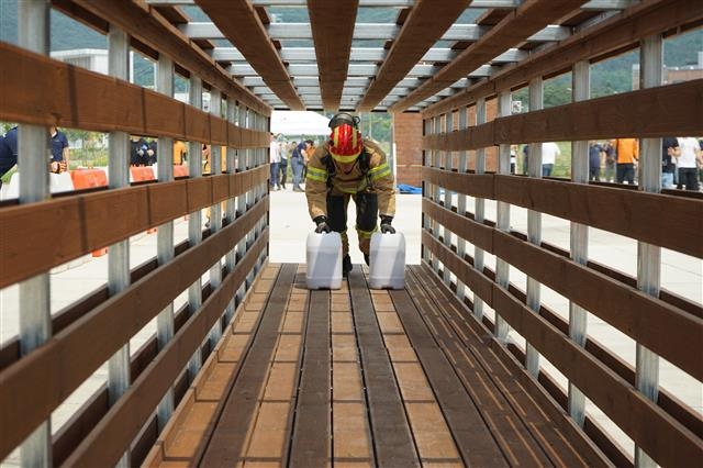 2018 충주세계소방관경기대회가 다음달 10일부터 17일까지 8일간 충북 충주 일원에서 펼쳐진다. 전 세계 소방관들이 한자리에 모여 최강소방관 등 75개 종목에서 화합과 우정을 나누는 영웅들의 축제다. 사진은 국내에서 열린 최강소방관 경기대회.  충북도 제공