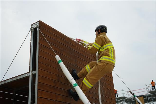 2018 충주세계소방관경기대회가 다음달 10일부터 17일까지 8일간 충북 충주 일원에서 펼쳐진다. 전 세계 소방관들이 한자리에 모여 최강소방관 등 75개 종목에서 화합과 우정을 나누는 영웅들의 축제다. 사진은 국내에서 열린 최강소방관 경기대회.  충북도 제공