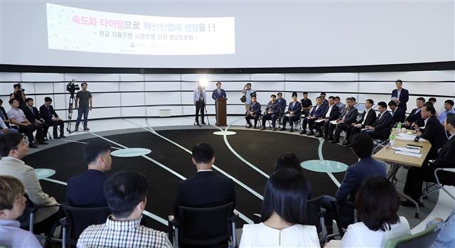 지난 27일 경기 성남시 판교제2테크노밸리 홍보관에서 열린 ‘판교 자율주행 시범운행단지 현장토론회’에서 경기도민을 비롯해 기업인과 전문가, 지방자치단체 공무원들이 지방규제개혁에 대해 논의하고 있다.  행정안전부 제공