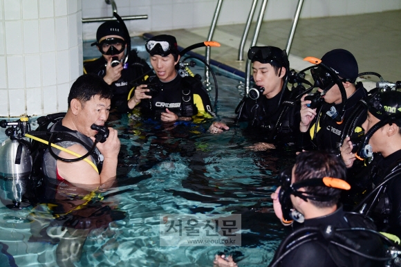 28일 충남 천안시 중앙소방학교 수상훈련장에서 소방간부 후보생 6명이 교관 지시에 따라 스쿠버 장비 사용법을 배우고 있다.  천안 이종원 선임기자 jongwon@seoul.co.kr