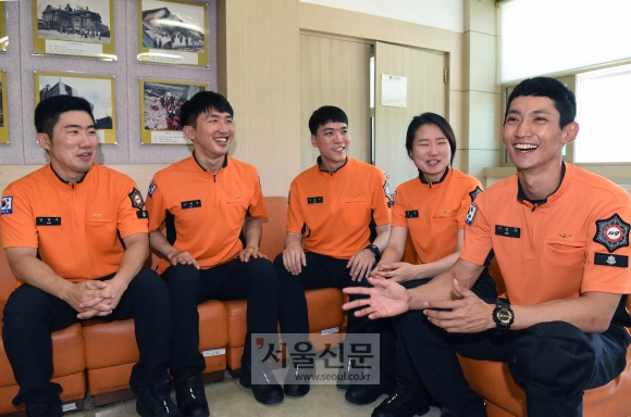 28일 충남 천안시 중앙소방학교 휴게실에서 김현수(왼쪽부터), 고대영, 김동근, 류진, 이명주 소방간부 후보생들이 지난 3월부터 진행된 훈련에 대해 설명하고 있다.  천안 이종원 선임기자 jongwon@seoul.co.kr