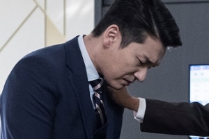 ‘라이프’ 조승우-문소리-정문성, 살얼음판 삼자대면 ‘고개 숙인 조승우’