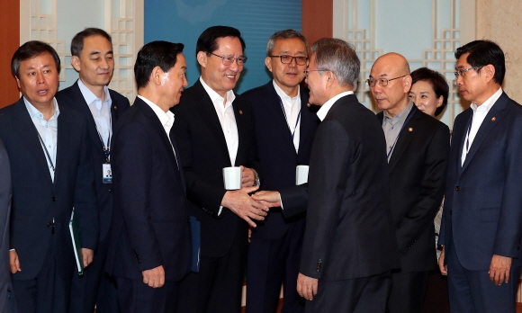 문재인 대통령이 28일 청와대에서 열린 제37회 국무회의에 앞서 국무위원과 환담하고 있다. 도준석 기자 pado@seoul.co.kr