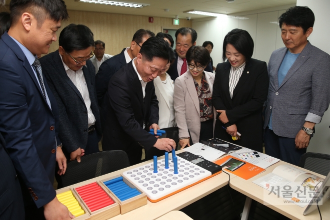 장덕천(가운데) 부천시장과 참석자들이 치매안심센터 시설을 둘러보고 있다. 부천시 제공