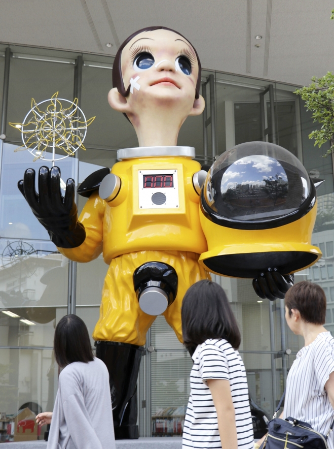 최근 일본 후쿠시마시의 JR후쿠시마역 앞에 세워진 방호복을 입은 아이 동상. 2018.8.13 연합뉴스