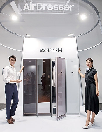 지난 21일 서울 강남구 청담동 드레스가든에서 열린 미디어데이 행사에서 삼성전자 모델들이 에어드레서를 선보이고 있다.  삼성전자 제공