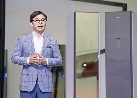 지난 21일 서울 강남구 청담동 드레스가든에서 열린 미디어데이 행사에서 김현석 삼성전자 CE부문장이 ‘에어드레서’를 소개하고 있다.  삼성전자 제공