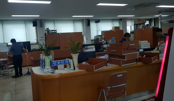 지난 21일 70대 남성이 엽총을 난사해 공무원 2명이 숨진 경북 봉화군 소천면사무소에서 관계자들이 뒷수습을 하고 있다.  봉화 연합뉴스