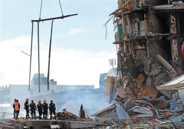 2011년 2월 22일 뉴질랜드 크라이스트처치에서 규모 6.3의 지진으로 6층 빌딩이 무너진 모습(오른쪽 사진). 많은 학자들은 이 지진이 2010년 9월 4일 발생한 규모 7.1의 뉴질랜드 캔터베리 지진의 여진이라고 본다. 　 네이처 제공