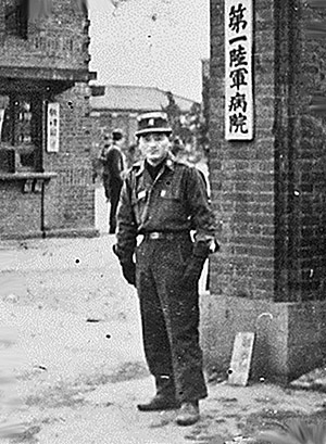 1953년 3월 7일 대구 육군 제1병원 정문에서의 정대연. 사진 찍은 후 이틀 뒤에 의병 제대했다.