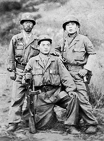 1951년 10월 5일 강원도 향로봉전투에서의 정대연(가운데).