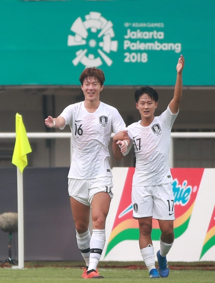 황의조(왼쪽)가 29일 베트남과의 아시안게임 남자축구 4강전에서 두 번째 골을 넣은 뒤 선제골을 넣은 이승우와 함께 관중의 환호에 답하고 있다. 치비농 연합뉴스