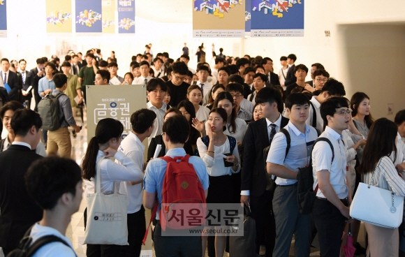 채용박람회에서 구직자들이 입장을 위해 대기하고 있다. 도준석 기자 pado@seoul.co.kr