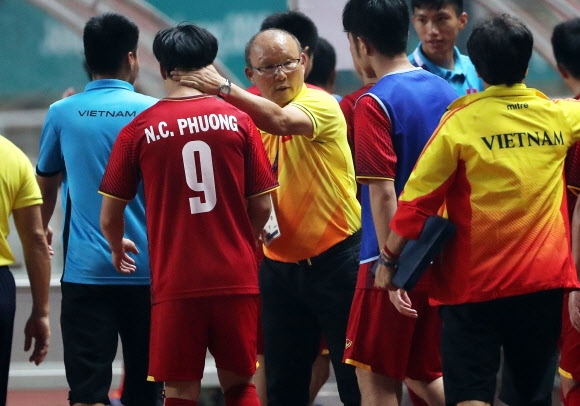 박항서(왼쪽에서 세 번째) 베트남 U23(23세 이하) 축구대표팀 감독이 29일 한국과의 아시안게임 4강전에서 1-3으로 패한 뒤 벤치로 돌아오는 선수들을 일일이 다독이고 있다.  치비농 연합뉴스