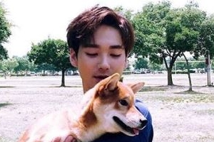 뉴이스트W 아론 똑닮은 반려견 안고 아빠 미소 ‘귀여움 가득’