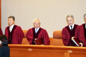 헌재, 긴급조치 위반 등 ‘재판 취소’ 헌법소원 안 된다