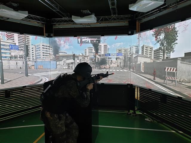 육군사관학교 서애관에서 30일 열린 ‘가상현실(VR) 기반 실전적 통합 전투훈련체계’ 시연행사에서 한 군인이 VR을 기반으로 한 정밀 사격훈련을 보여주고 있다.  육군 제공